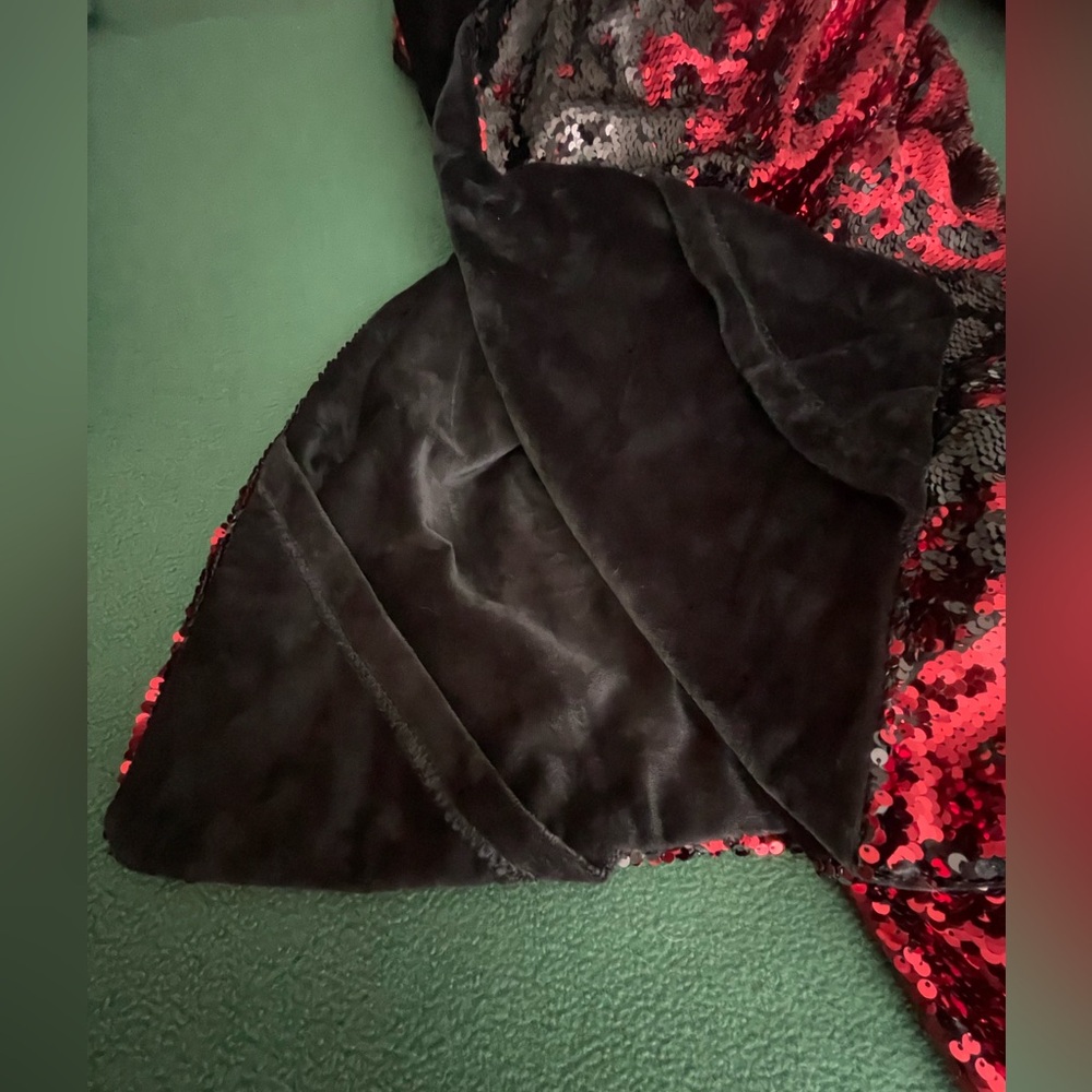 Minnie Mouse Reversible Sequin Hooded Blanket - Picture 9 of 11